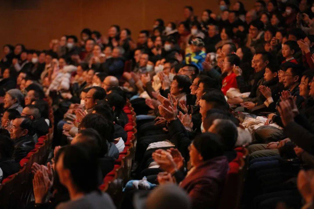 kaiyun中国官方网站-包含现场氛围：观众席座无虚席，气氛热烈！的词条