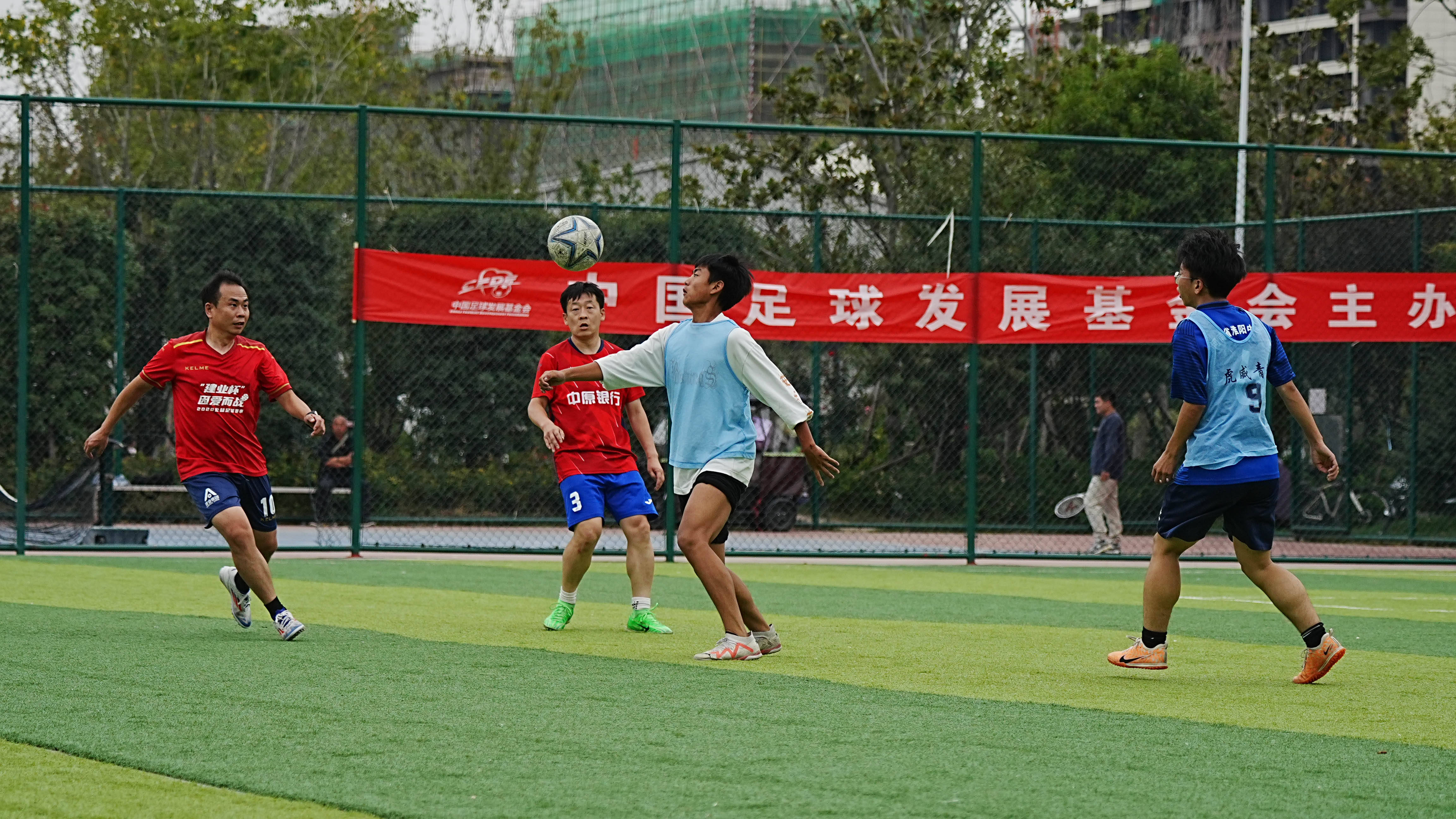 开云体育-包含“足球+家庭”融合作为行业创新热点，全民参与氛围日益浓厚的词条