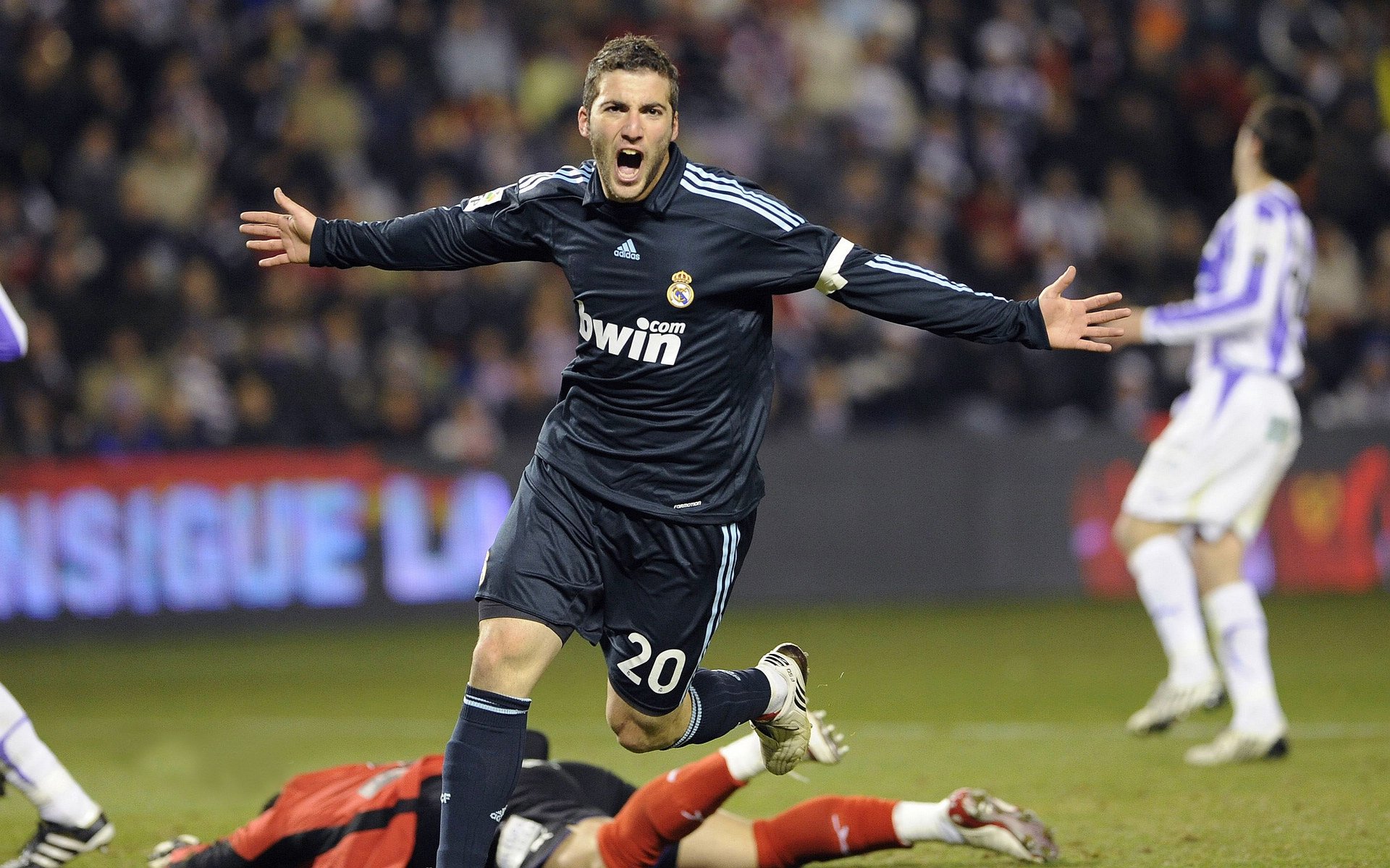 “德甲争冠集团逐步成型，领先球队稳步向前”，德甲冠军时不时来群里看看