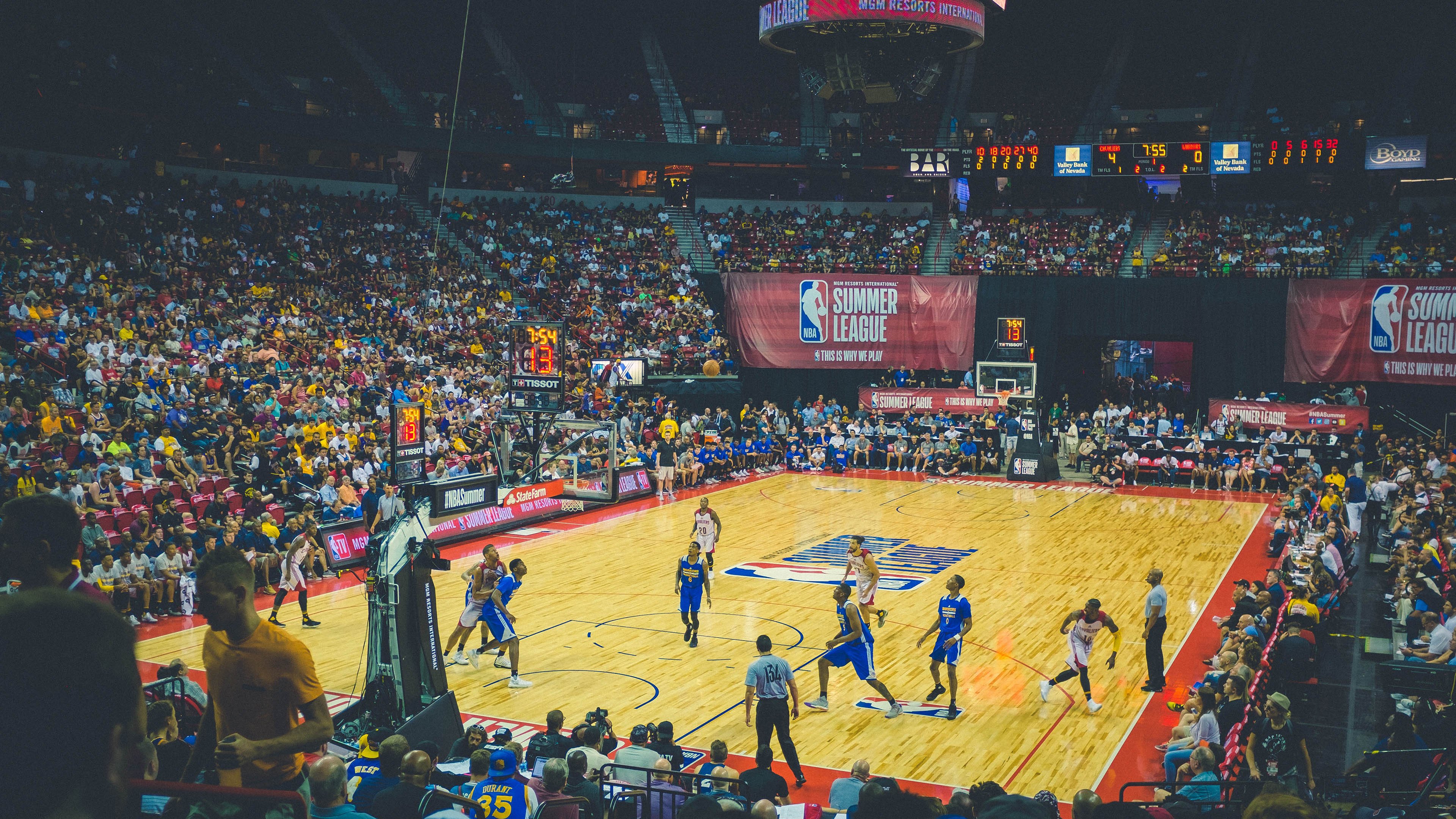 德甲：拜仁3-1击败科隆，莱万梅开二度领跑射手榜，德甲拜仁第一